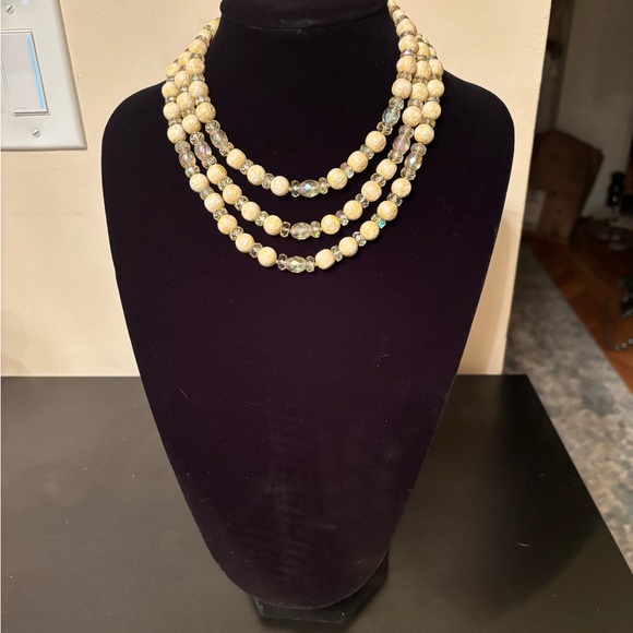 Hattie Carnegie signed Elegant Cream Beaded Necklace with clear crystals - Picture 2 of 9